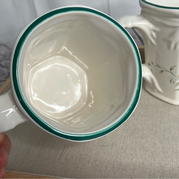 Pfaltzgraff, Set of 2 Winterberry Pattern, Sculpted Mugs, 16 oz, Stoneware - Picture 11 of 16